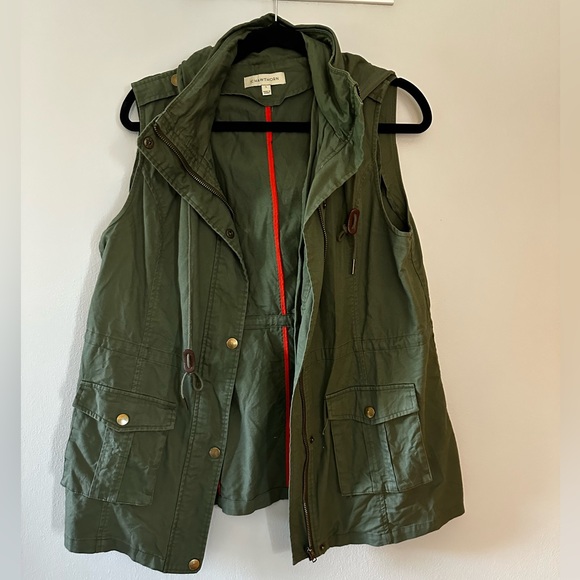 Green vest; size large - Picture 1 of 3